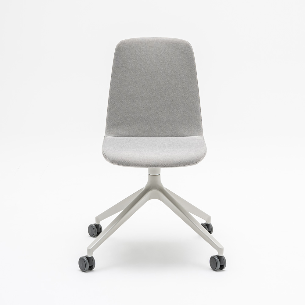 MDD_Ulti_verhoiltu_pyörivä_neuvottelutuoli_asiakastuoli_ristikkojalka_pyörillä_02 - Edella MDD Ulti Chair tuoli ristikkojalka pyörillä