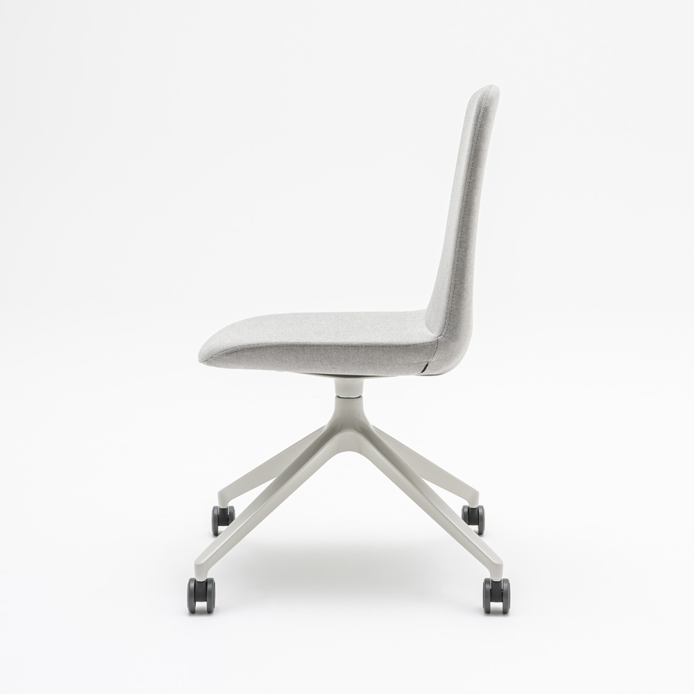 MDD_Ulti_verhoiltu_pyörivä_neuvottelutuoli_asiakastuoli_ristikkojalka_pyörillä_03 - Edella MDD Ulti Chair tuoli ristikkojalka pyörillä