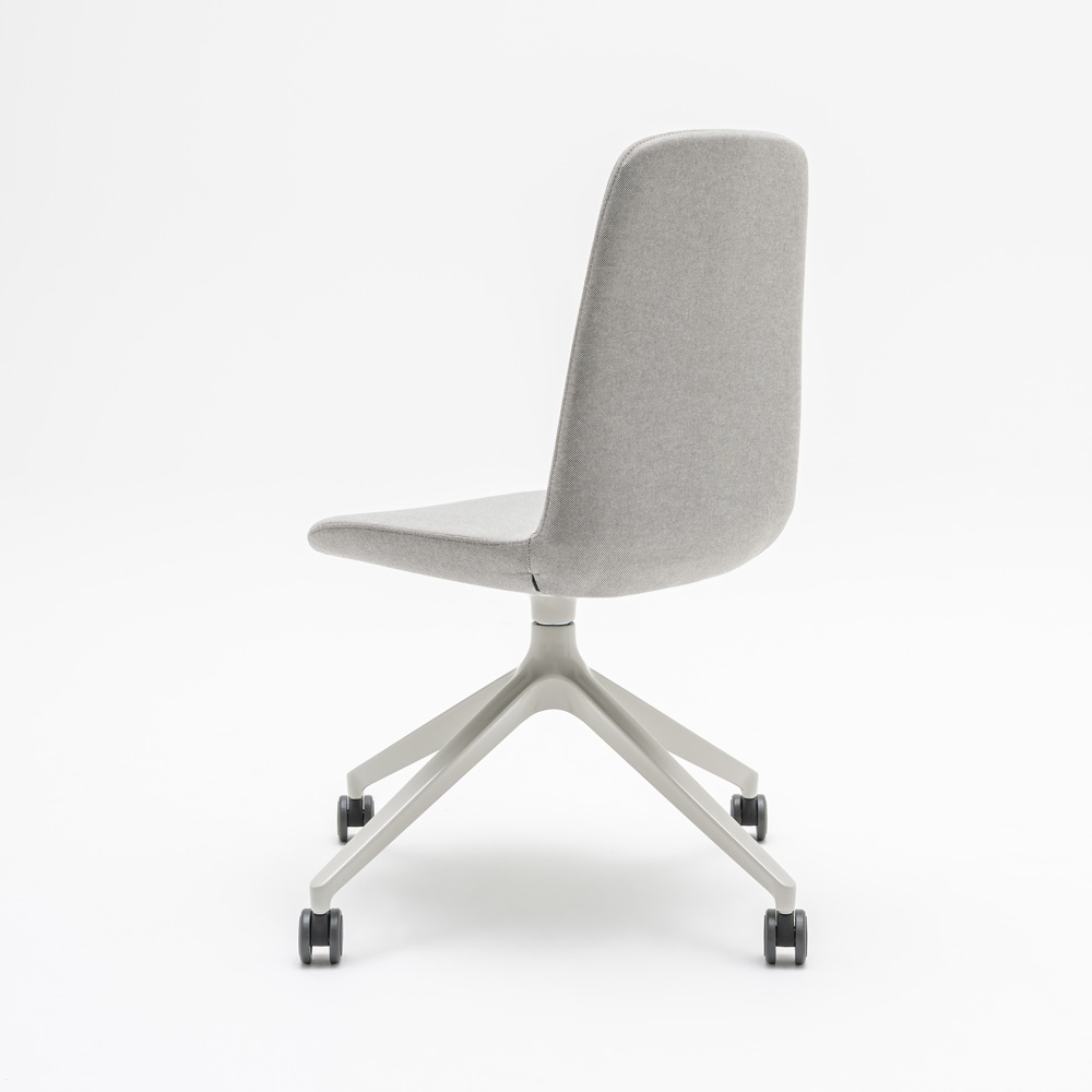 MDD_Ulti_verhoiltu_pyörivä_neuvottelutuoli_asiakastuoli_ristikkojalka_pyörillä_04 - Edella MDD Ulti Chair tuoli ristikkojalka pyörillä