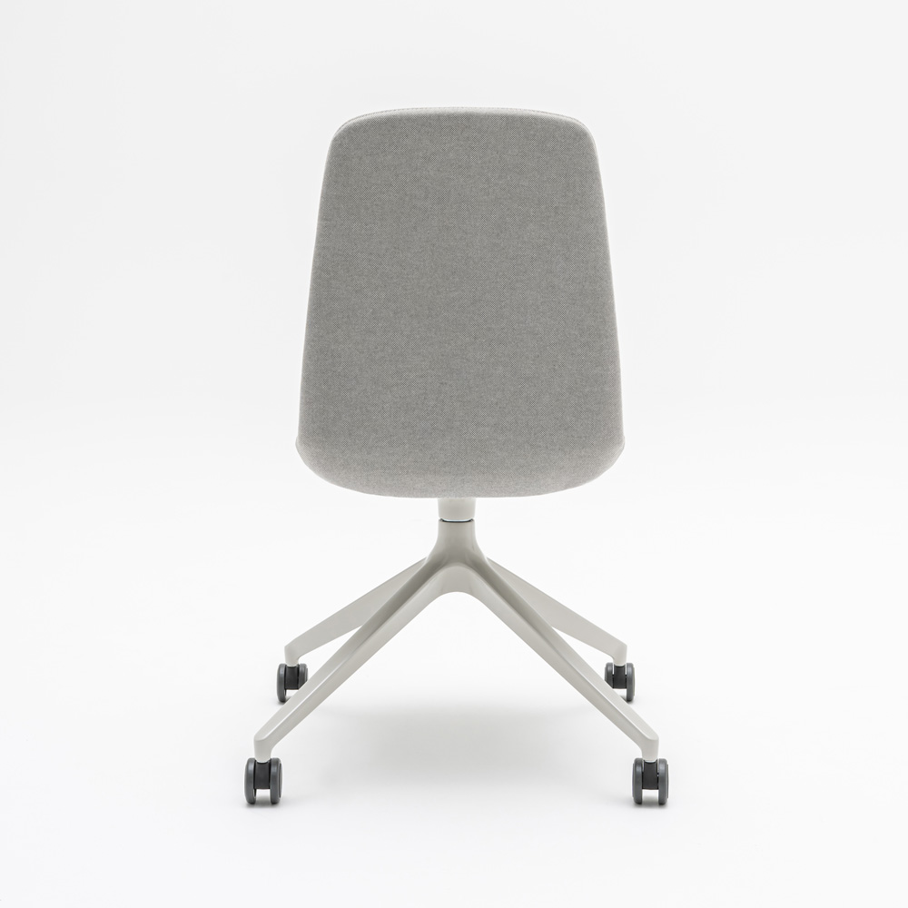 MDD_Ulti_verhoiltu_pyörivä_neuvottelutuoli_asiakastuoli_ristikkojalka_pyörillä_05 - Edella MDD Ulti Chair tuoli ristikkojalka pyörillä