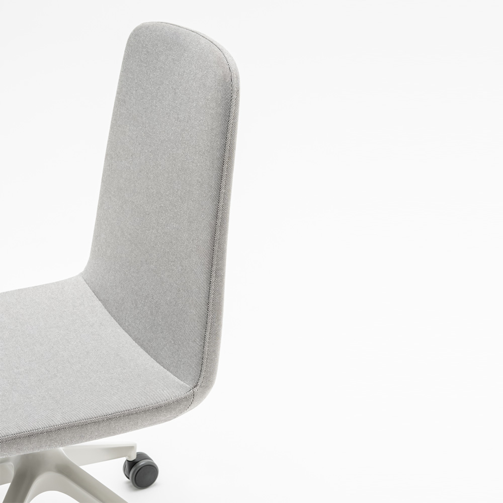 MDD_Ulti_verhoiltu_pyörivä_neuvottelutuoli_asiakastuoli_ristikkojalka_pyörillä_06 - Edella MDD Ulti Chair tuoli ristikkojalka pyörillä