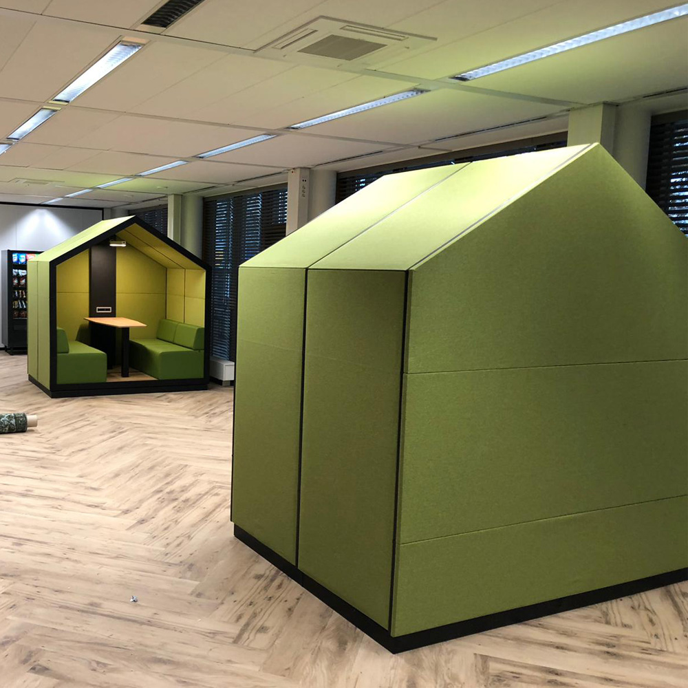 Bejot_Treehouse_TH4_4-hengen_vetäytymistila_hiljainen_tila_sohvilla_akustoiva_kaluste_04 - Edella Bejot Treehouse TH4 4-hengen akustoiva sohvaryhmä