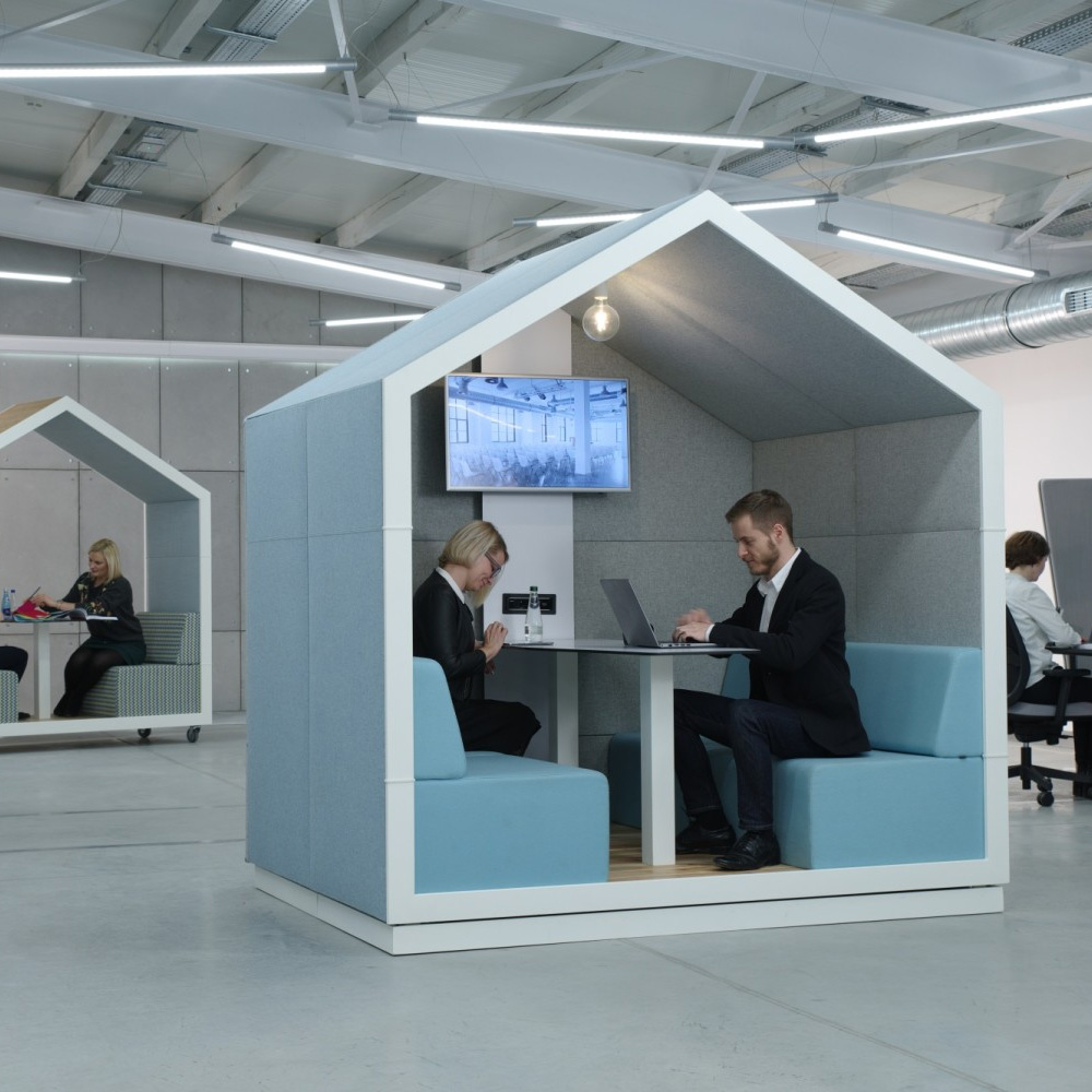Bejot_Treehouse_TH4_4-hengen_vetäytymistila_hiljainen_tila_sohvilla_akustoiva_kaluste_09 - Edella Bejot Treehouse TH4 4-hengen akustoiva sohvaryhmä