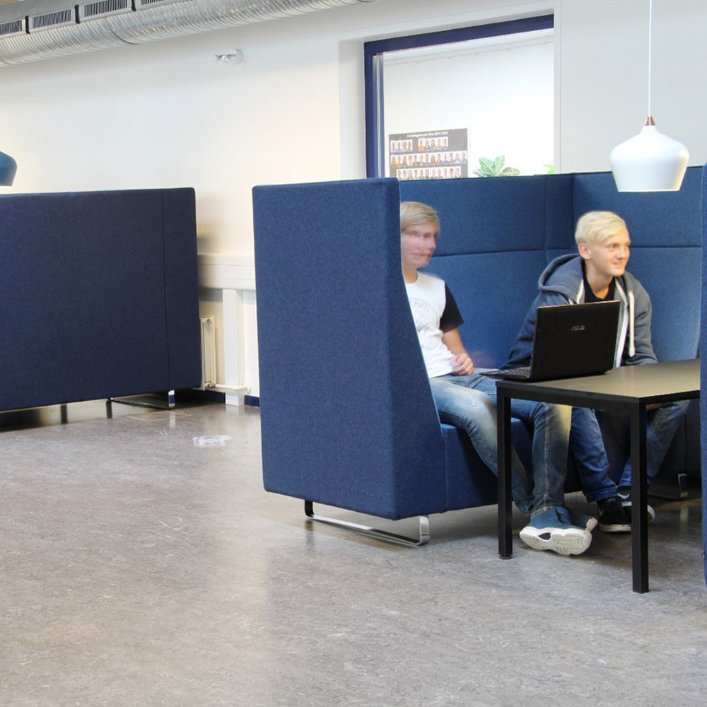 Bejot_Voo_Voo_VV922_akustoiva_korkea_selkänojainen_sohva_kelkkajaloilla_10 - Edella Bejot Voo Voo 9xx VV922 2-istuttava sohva