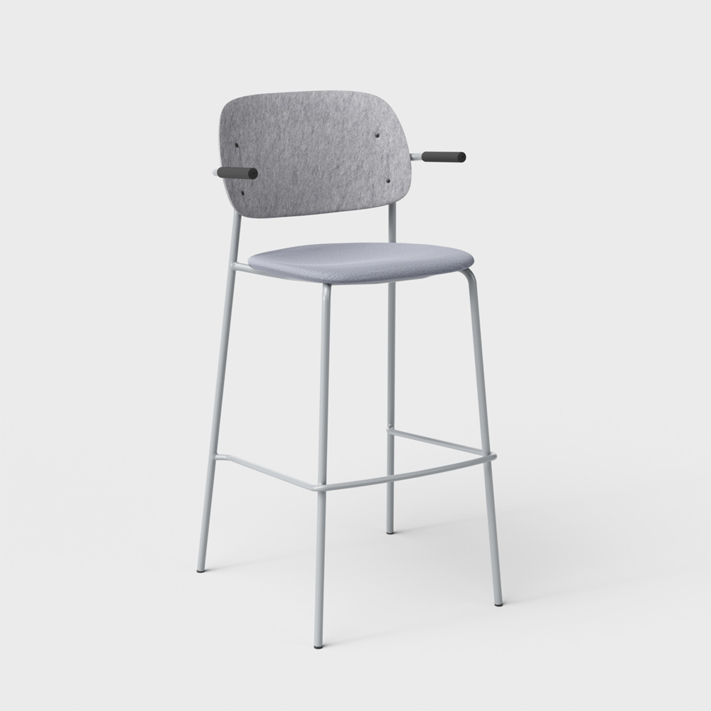 DeVorm_Hale_Bar_Stool_Armrests_Upholstery_Light_grey_verhoiltu_korkea_baarituoli_01 - Edella De Vorm Hale PET Felt Bar Stool Armrests istuinverhoiltu korkea baarituoli