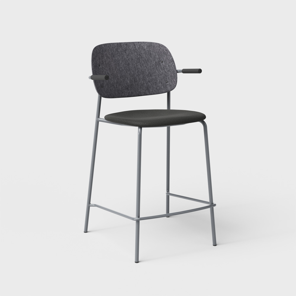 DeVorm_Hale_Counter_Stool_Armrests_Upholstery_Dark_grey_verhoiltu_matala_baarituol - Edella De Vorm Hale PET Felt Counter Stool Armrests istuinverhoiltu matala baarituoli