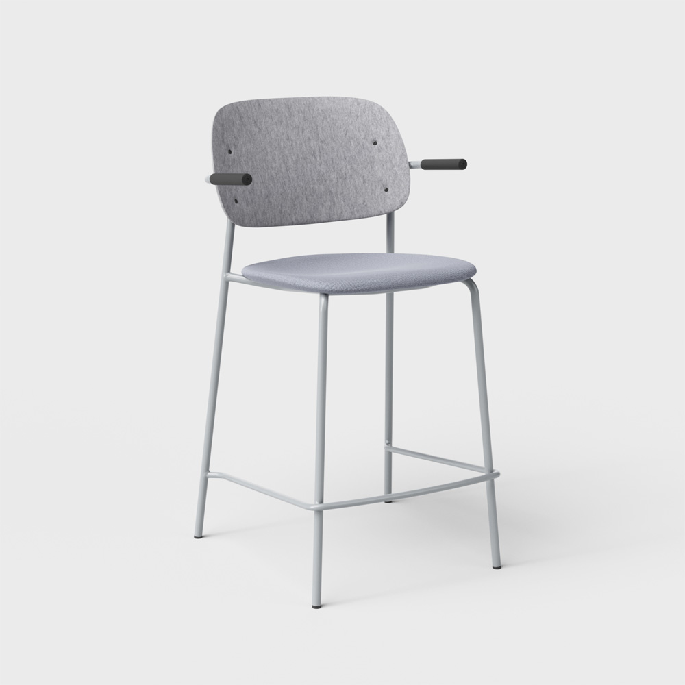 DeVorm_Hale_Counter_Stool_Armrests_Upholstery_Light_grey_verhoiltu_matala_baarituol - Edella De Vorm Hale PET Felt Counter Stool Armrests istuinverhoiltu matala baarituoli