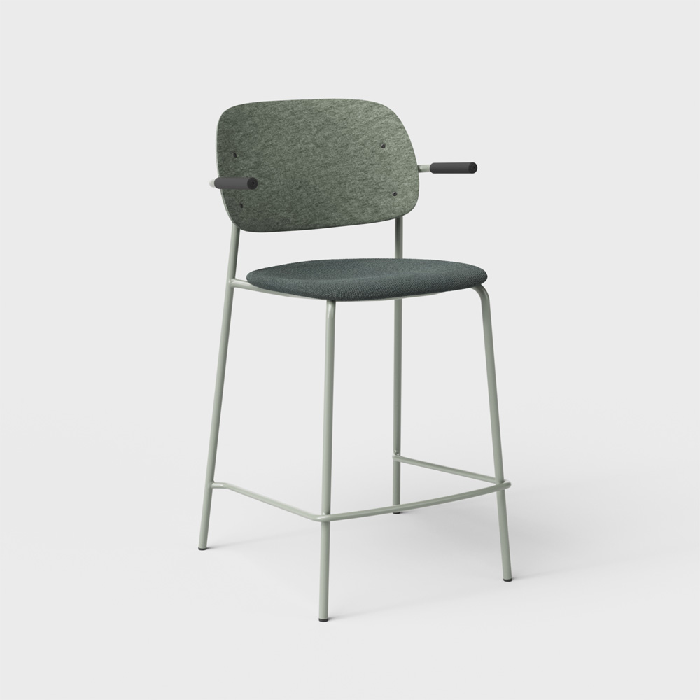 DeVorm_Hale_Counter_Stool_Armrests_Upholstery_Olive_verhoiltu_matala_baarituol - Edella De Vorm Hale PET Felt Counter Stool Armrests istuinverhoiltu matala baarituoli
