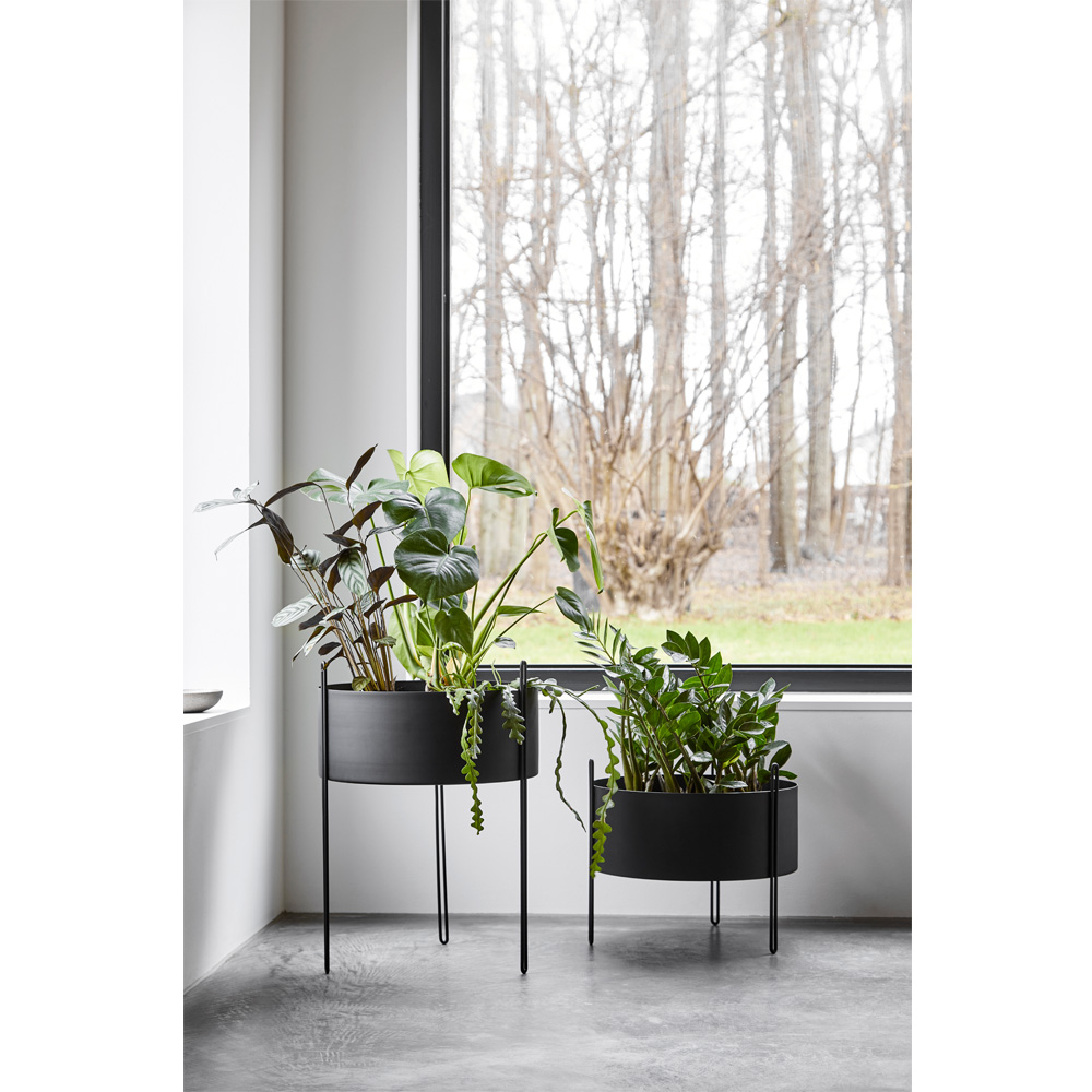 Woud_Pidestal_planter_large_black_kukkaruukku_kasviastia_sivupöytä_02 - Edella Woud Pidestall Planter Large ruukku /sivupöytä