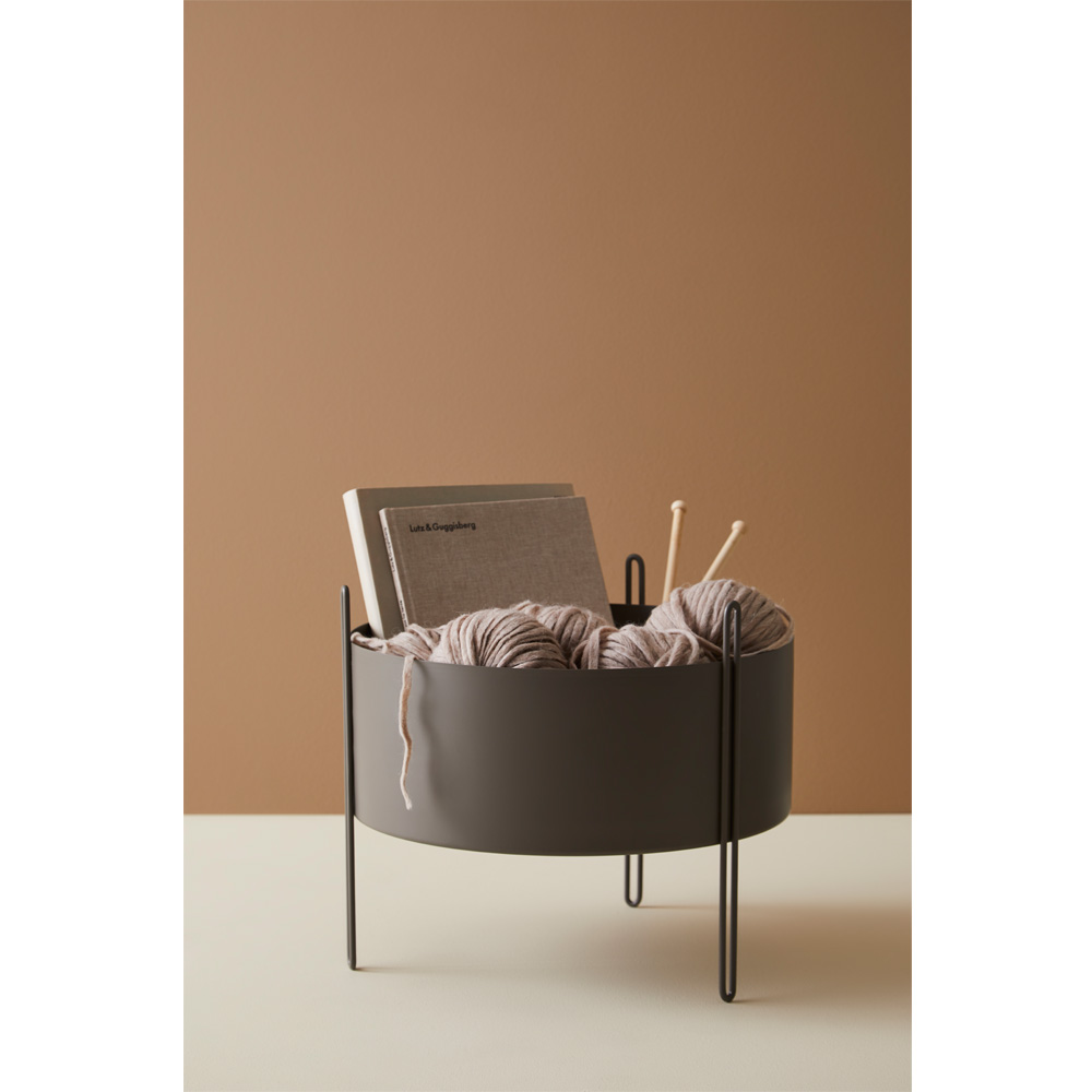Woud_Pidestal_planter_medium_taupe_kukkaruukku_kasviastia_sivupöytä_03 - Edella Woud Pidestall Planter Medium ruukku /sivupöytä