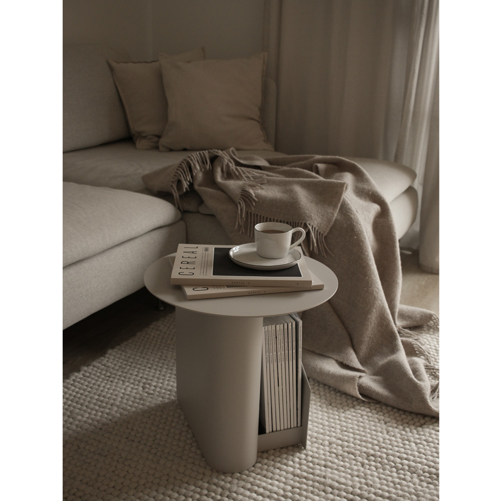 Woud_Sentrum_sivupöytä_sohvapöytä_Taupe_harmaa_02 - Edella Woud Sentrum Side Table pyöreä sohvapöytä
