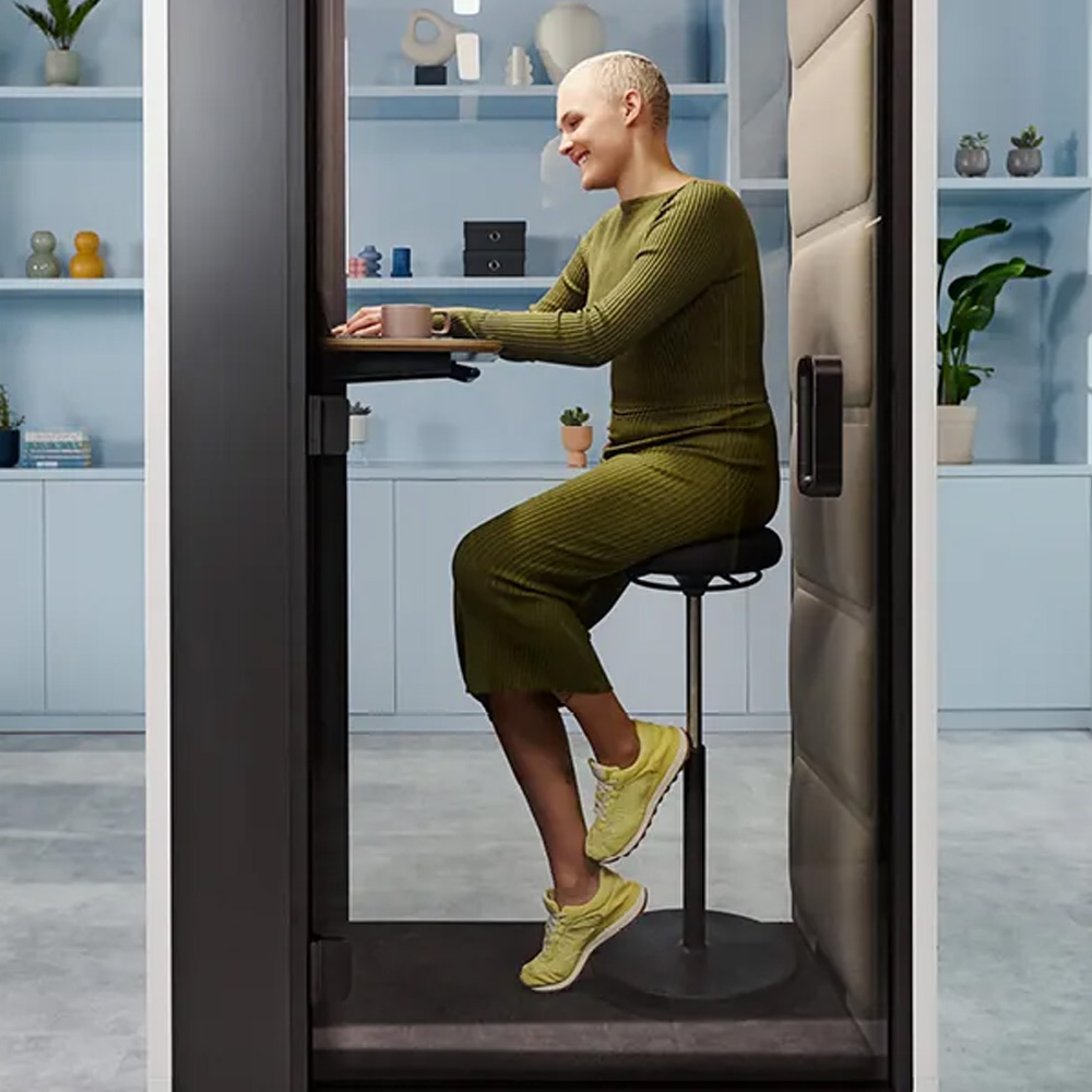Mikomax_Hushoffice_HushFree_S_1-hengen_vetäytymistila_puhelinkoppi_07 - Edella Hushoffice HushFree S työskentelykoppi