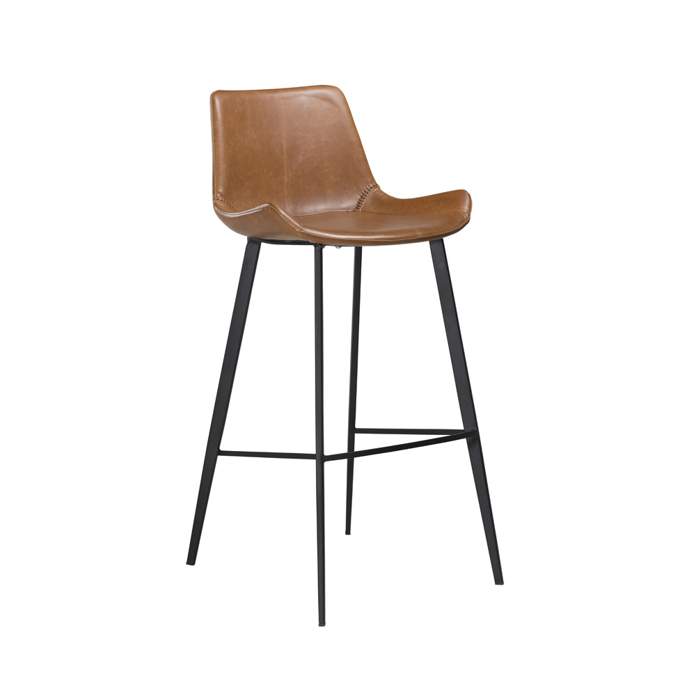 Danform_HYPE-BAR-STOOL_baarituoli_-vintage_light_brown_art_leather_w_black_metal_legs_01 - Edella Dan-Form Hype Bar Stool baarituoli korkea keinonahka